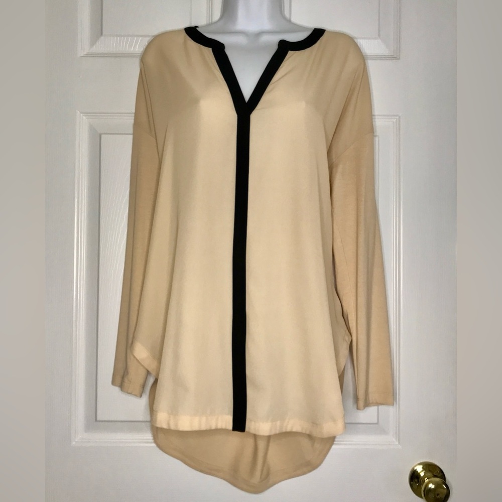 Lyssé Women’s Beige + Black V-Neck Tunic Blouse Lightweight Travel M